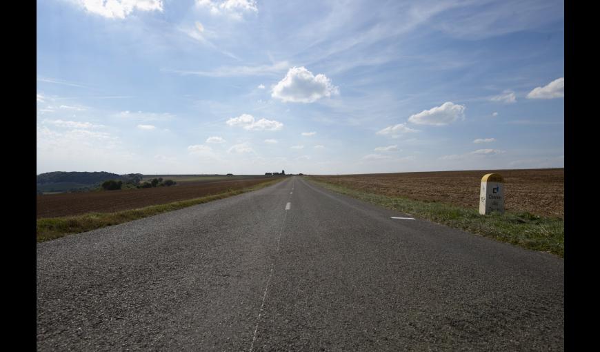 La RD 18 Chemin des Dames et une borne kilométrique Chemin des Dames (Aisne)