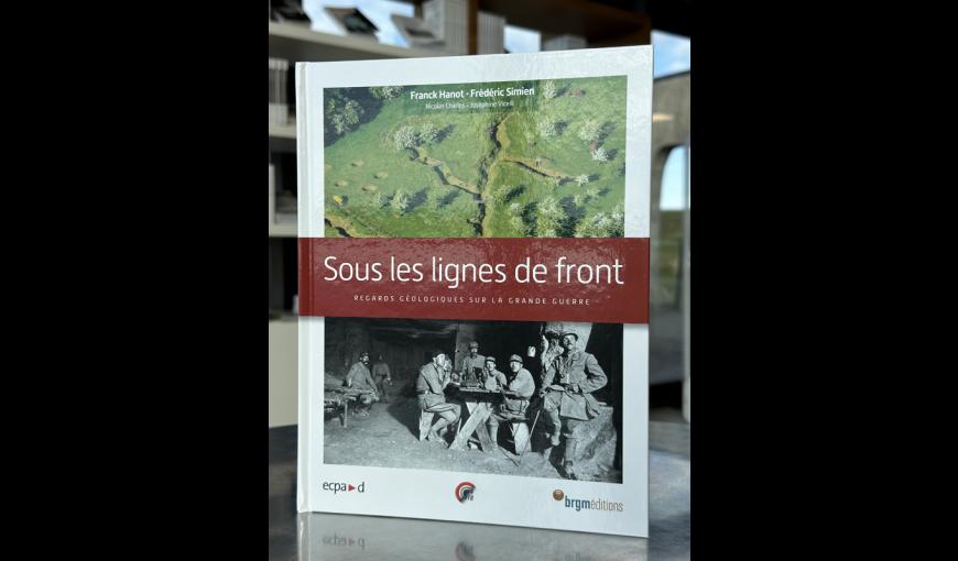 Sous les lignes de front, ouvrage en vente à la boutique du Centre d'Accueil du Visiteur du Chemin des Dames