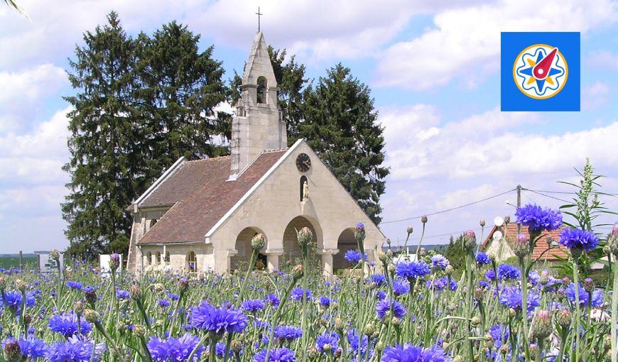 Chapelle de la nécropole de Cerny-en-Laonnois avec bleuets– Baludik Chemin des Dames
