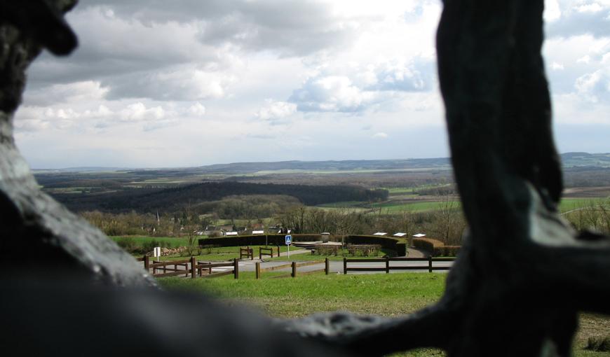 Ancien monument d'Haïm Kern et paysage depuis le Plateau de Californie à Craonne (Aisne)