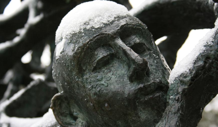 Visage sur l'ancien monument (volé) d'Haïm Kern, au plateau de Californie (Aisne)