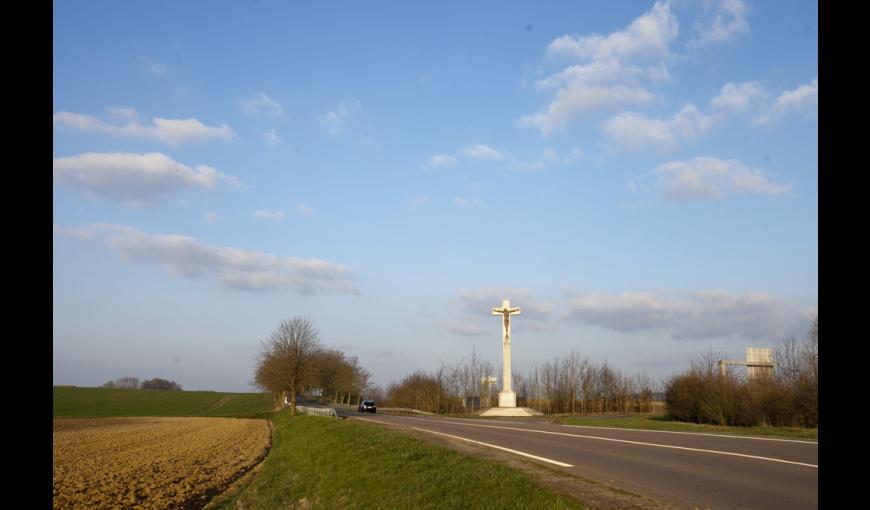 Vue panoramique sur le calvaire de l'Ange-Gardien à Chavignon (Aisne)
