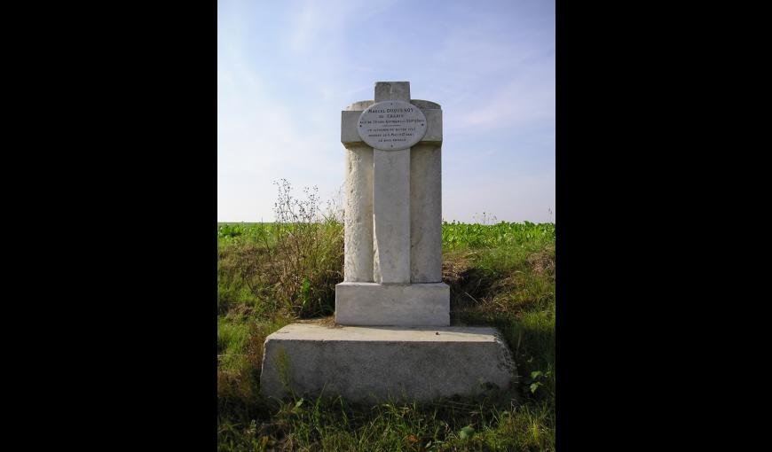 Monument à la mémoire de Marcel Duquenoy à Ostel (Aisne) 