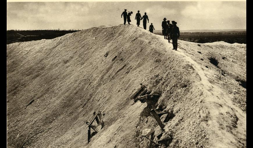 La Côte 108 à Berry-au-Bac, la crête et l'entonnoir, groupe de touristes avançant sur la crête d'un grand entonnoir (trou provoqué par des mines)