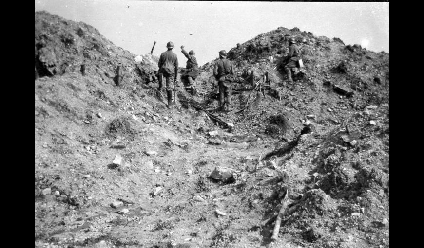 Soldat français lançant des grenades sur les tranchées allemandes, entre Cerny et Ailles (Aisne)