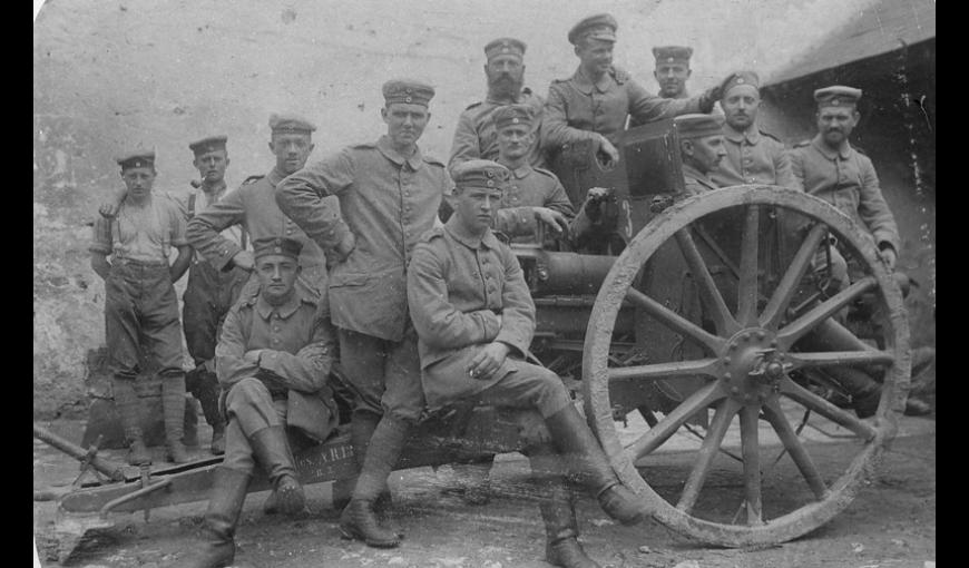 Groupe de soldat allemand posant à coté d'un canon de 7,7 mm à Colligis, 1914-1918