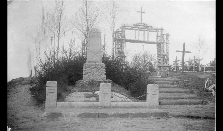 Monument commémoratif devant l'entrée d'un cimetière provisoire allemand, 1915