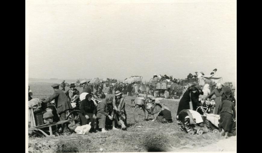 Sur une route dans la région de Saint-Quentin (Aisne), convoi de populations évacuées, 1940.