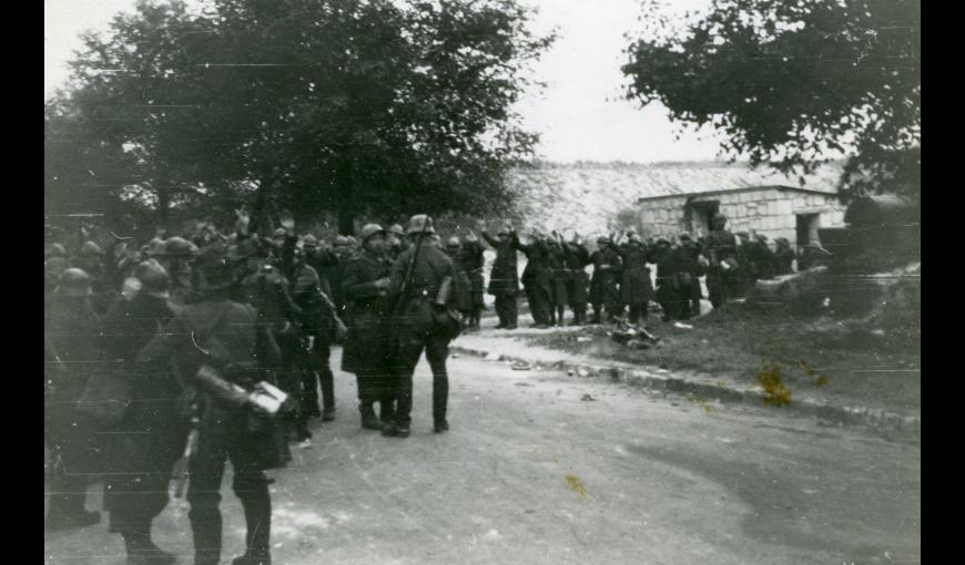 Militaires français se constituant prisonniers auprès de militaires allemands, à Chavignon, juin 1940.