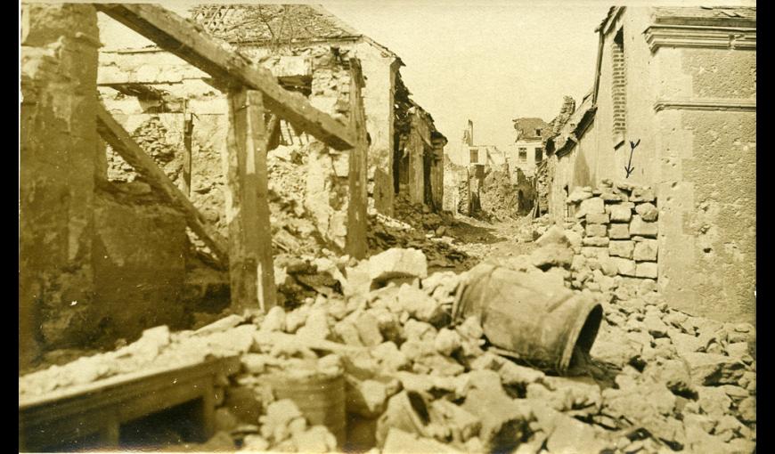Une rue de Craonne en ruine (5 mai 1917)