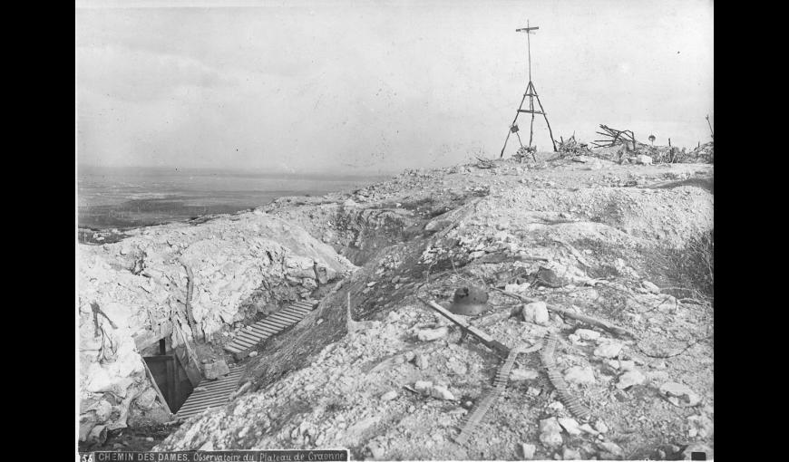 Observatoire sur le plateau de Californie (Aisne). Au premier plan, un casque allemand troué, des bandes de mitrailleurses et des fusils