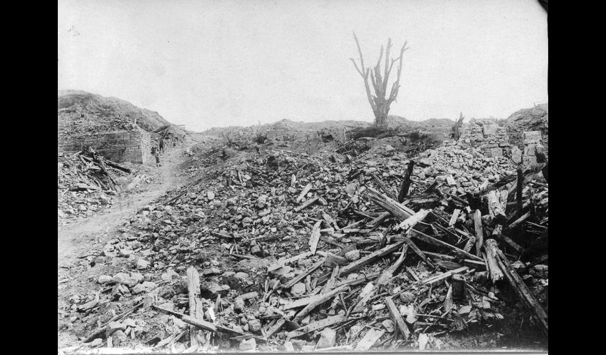 Rue principale de Craonne en ruines