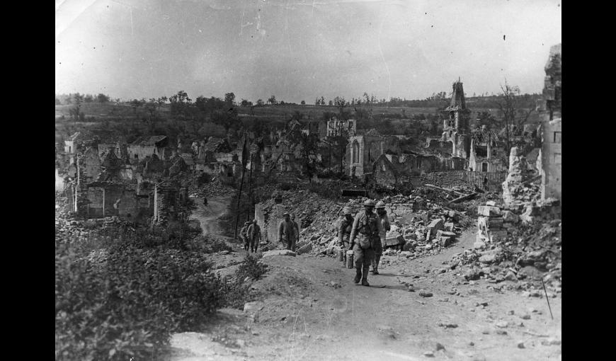Soldats français dans les ruines de Craonnelle (Aisne)