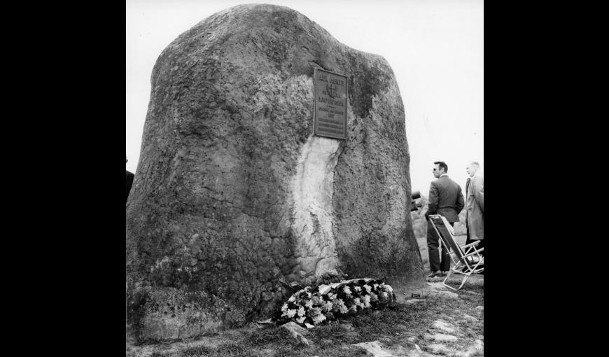 Le monument en hommage à la 164e DI, photographie prise lors de l'inauguration de la Caverne du Dragon le 4 mai 1969
