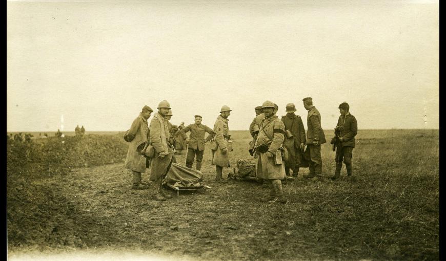 Brancardiers du 144e d'infanterie et les prisonniers boches capturés à Hurtebize, transportant des grands blessés.