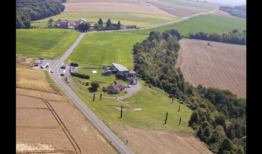 Vue aérienne sur le Chemin des Dames : la Caverne du Dragon et la ferme d'Hurtebise (Aisne)