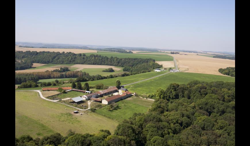 Vue aérienne sur le Chemin des Dames : la ferme d'Hurtebise et la Caverne du Dragon (Aisne)