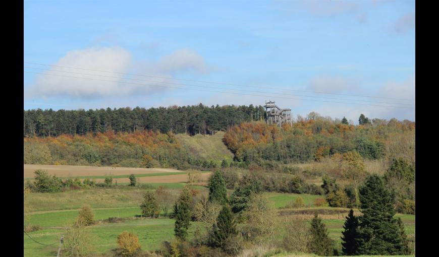 Vue sur la tour observatoire dominant la vallée