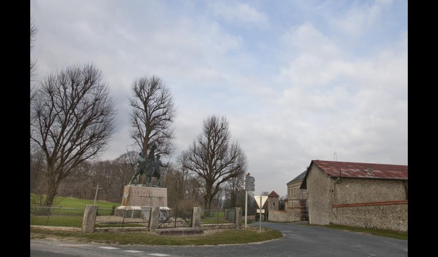 Le Monument des Marie-Louise et la ferme d'Hurtebise sur le Chemin des Dames (Aisne)