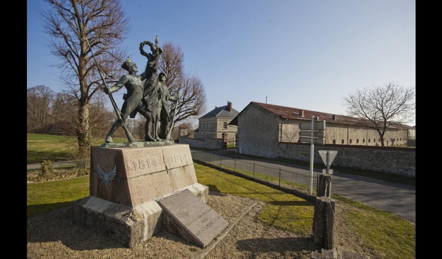 Le Monument des Marie-Louise et la ferme d'Hurtebise sur le Chemin des Dames (Aisne)