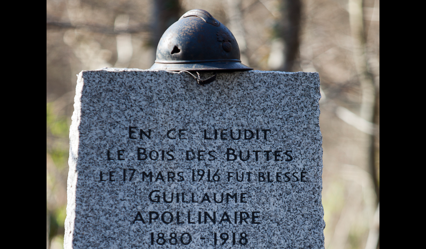 Stèle en souvenir du poète Guillaume Apollinaire