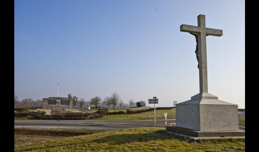 Calvaire du Choléra et le Monument national aux chars d'assaut à berry-au-Bac (Aisne)