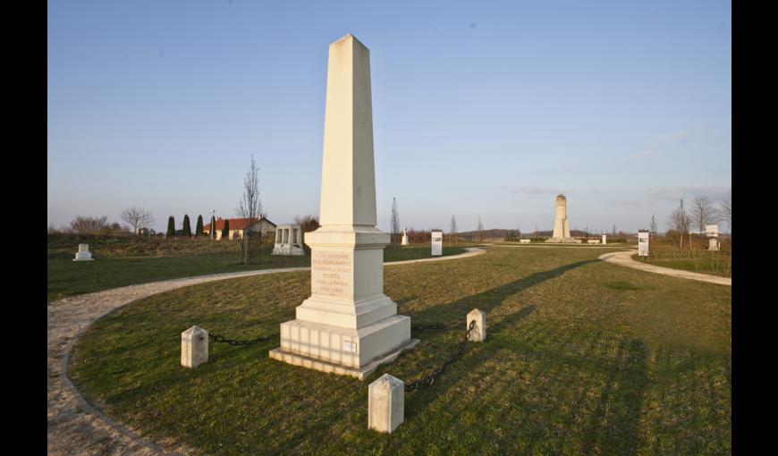 Le monument en hommage aux sténographes tombés pendant la Première Guerre mondiale, au Jardin de Mémoire à Laffaux (Aisne)
