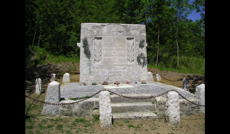 Le monument des aviateurs Vernes et Peinaud à Ostel (Aisne)