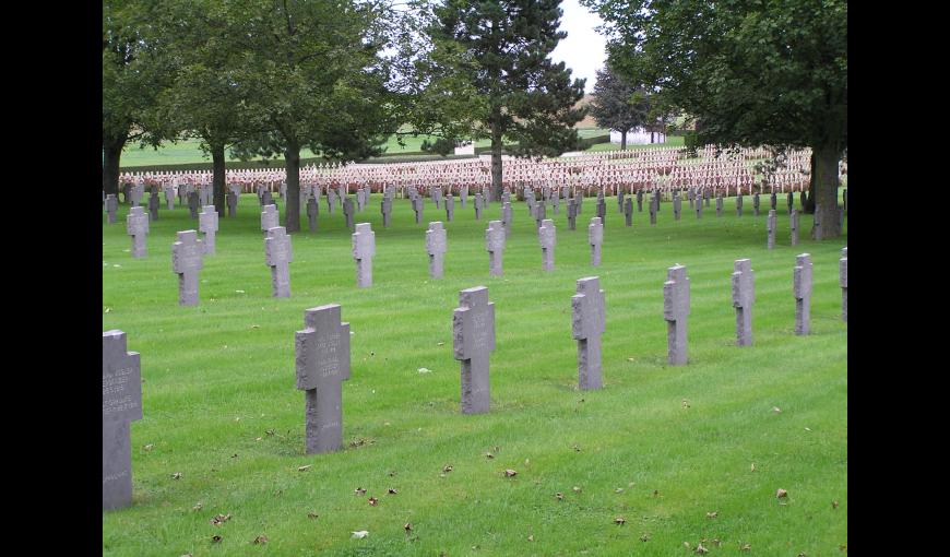 Cimetière allemand de Vauxbuin (Aisne). En arrière-plan, le cimetière français.