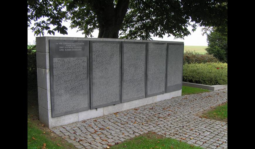 Plaques des 4 fosses communes du cimetière allemand de Vauxbuin, avec les noms des 5557 soldats allemands inhumés.