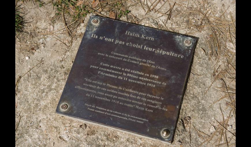 Plaque de l'ancienne oeuvre d'Haïm Kern "Ils n'ont pas choisi leur sépulture"