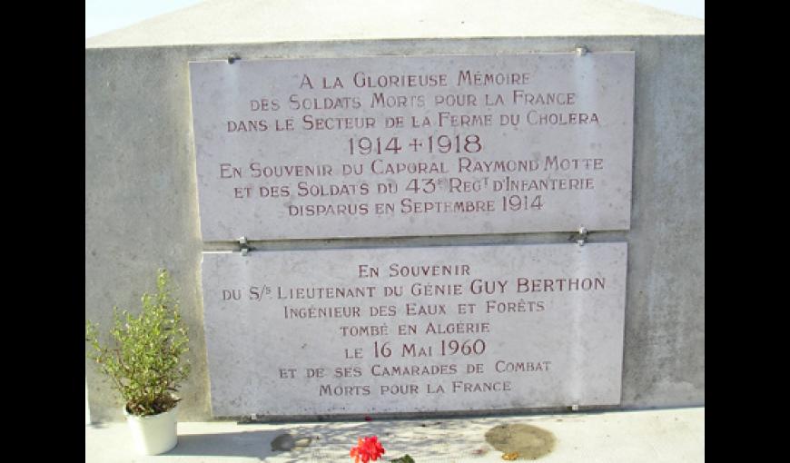 Plaque commémorative sur la Calvaire du Choléra en hommage à Raymond Motte et Guy Berthon