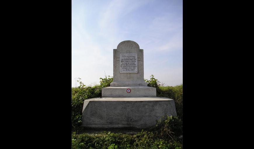 Monument à la mémoire de Jean Roblin à Ostel (Aisne)