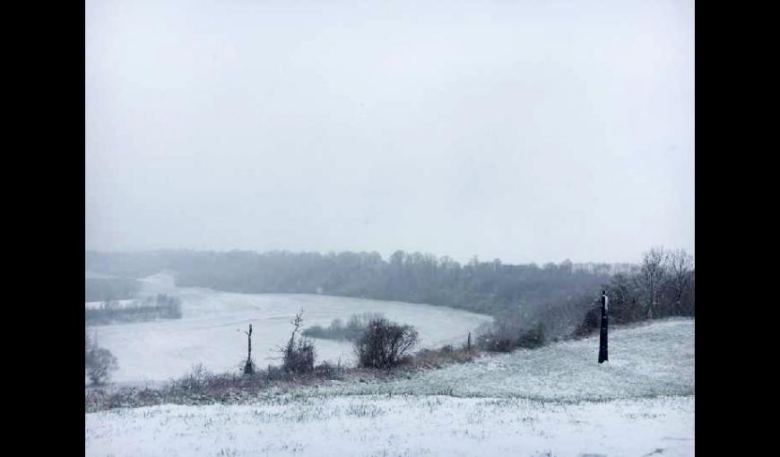 Sous la neige, vue depuis la Caverne du Dragon.