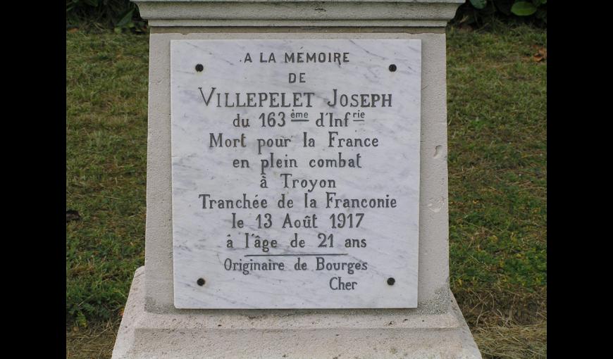 monument à la mémoire d'Alfred Joseph Villepelet dans la Nécropole Nationale d'Oeuilly (Aisne)