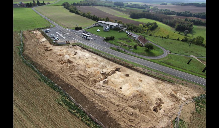 Vue aérienne de la fouille au nord du parking de la Caverne du Dragon (Aisne)