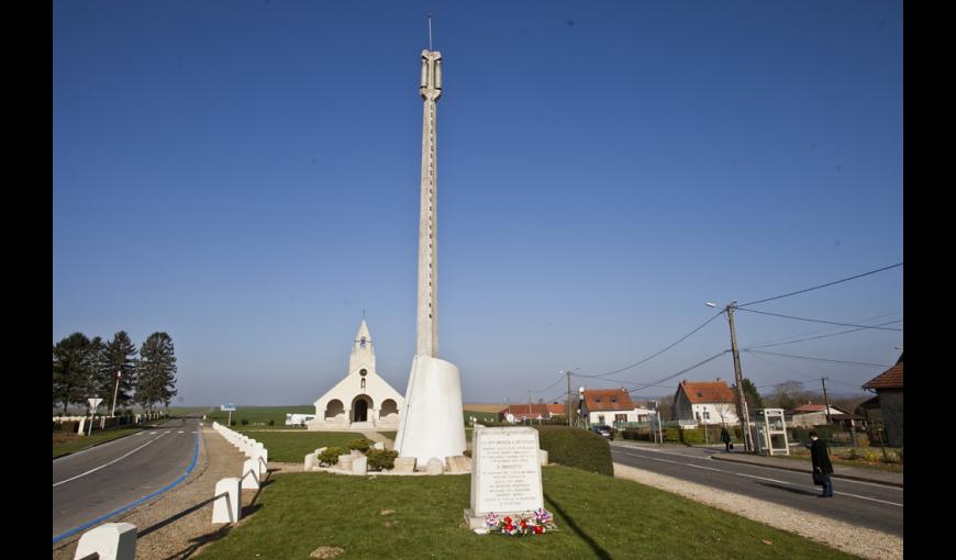La lanterne des morts et la chapelle-Mémorial de Cerny-en-Laonnois (Aisne)