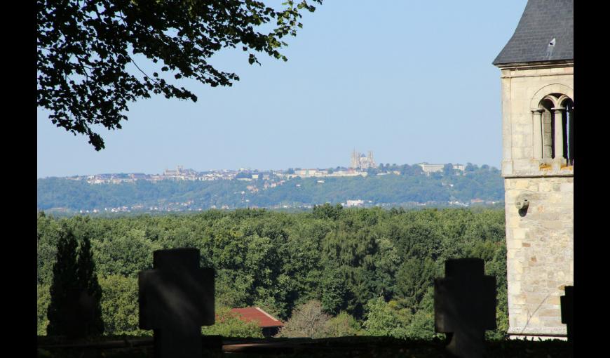 Vue sur Laon et sa cathédrale depuis le cimetière allemand de Veslud (Aisne)