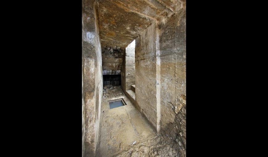 Fouilles archéologiques de l'abri bétonné du Moulin de Laffaux (Aisne). Le couloir d’accès, le départ de l’escalier et le puisard.