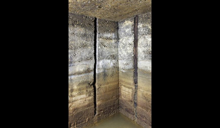 Fouilles archéologiques de l'abri bétonné du Moulin de Laffaux (Aisne). Angle du sous-sol. Les montants en bois du coffrage sous restés inclus dans les parois.