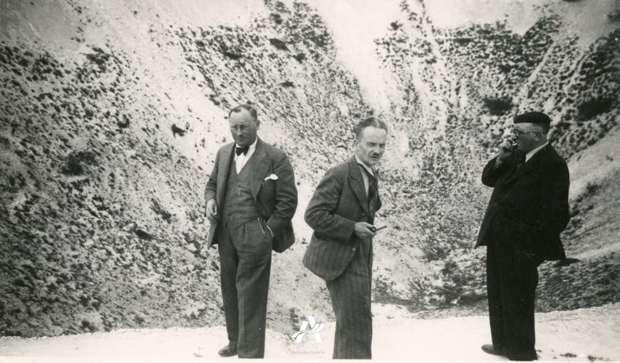 Amédée De Swarte (au centre), dans un entonnoir de mine de la cote 108 à Berry-au-Bac.