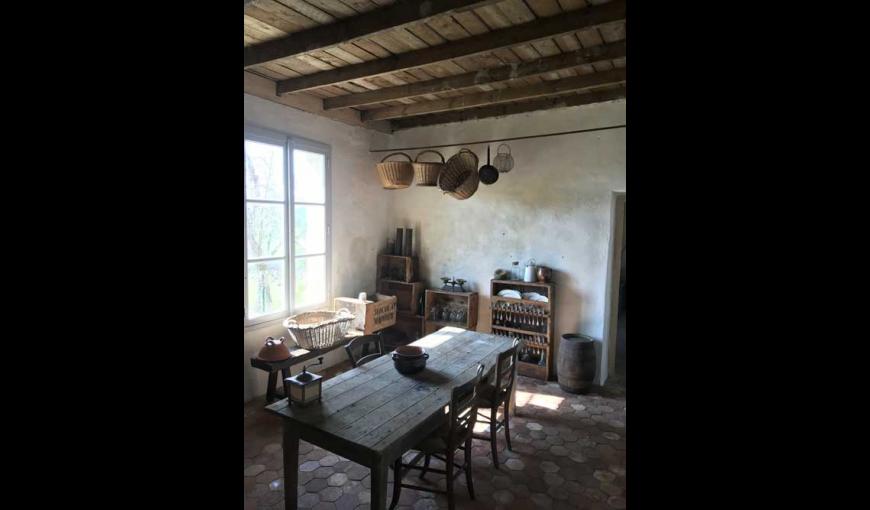 Cuisine de la maison semi-provisoire de type Puchot conservée par le Musée de Vassogne