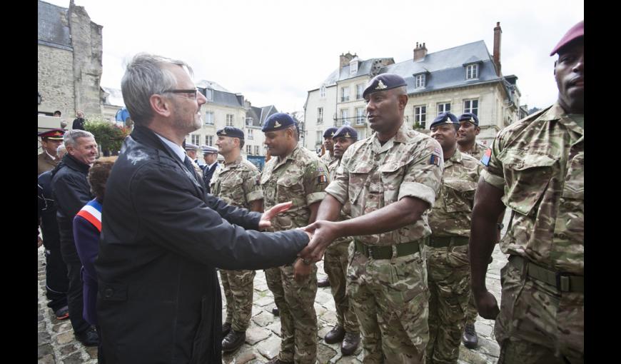 Accueil officiel sur le parvis de la cathédrale de Laon des équipes françaises et britanniques et de l’équipe de "Rugby for Heroes", le 14 septembre 2017