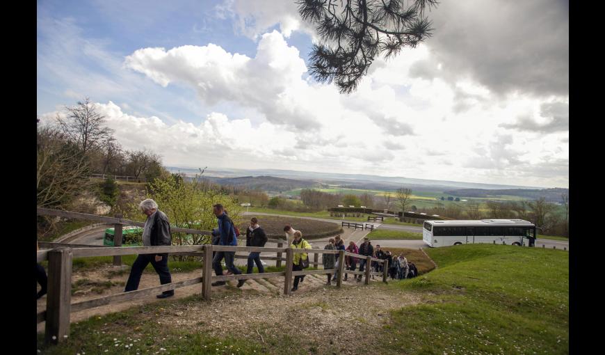 Groupe de visiteurs sur le plateau de Californie à Craonne (Aisne).