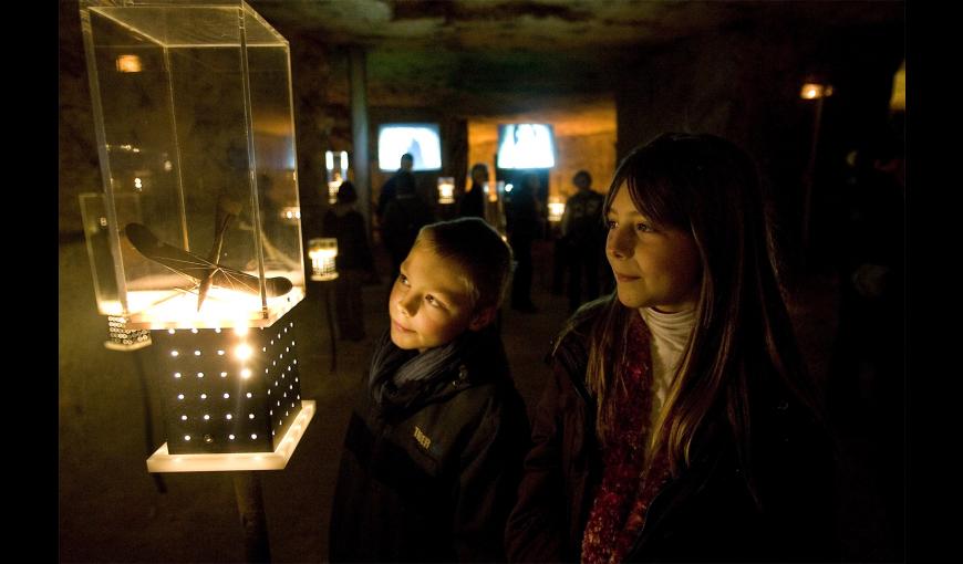 Enfants regardant un objet de l'artisanat de tranchée dans la Caverne du Dragon-Musée du Chemin des Dames (Aisne)