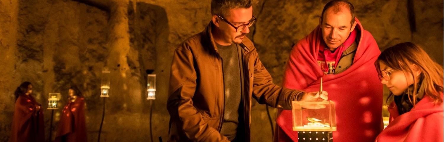 Visiteurs dans la Caverne du Dragon