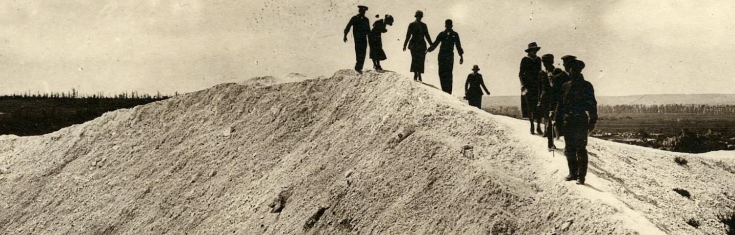 Groupe de touristes avançant sur l'entonnoir de la Cote 108 à Berry-au-Bac (Aisne)