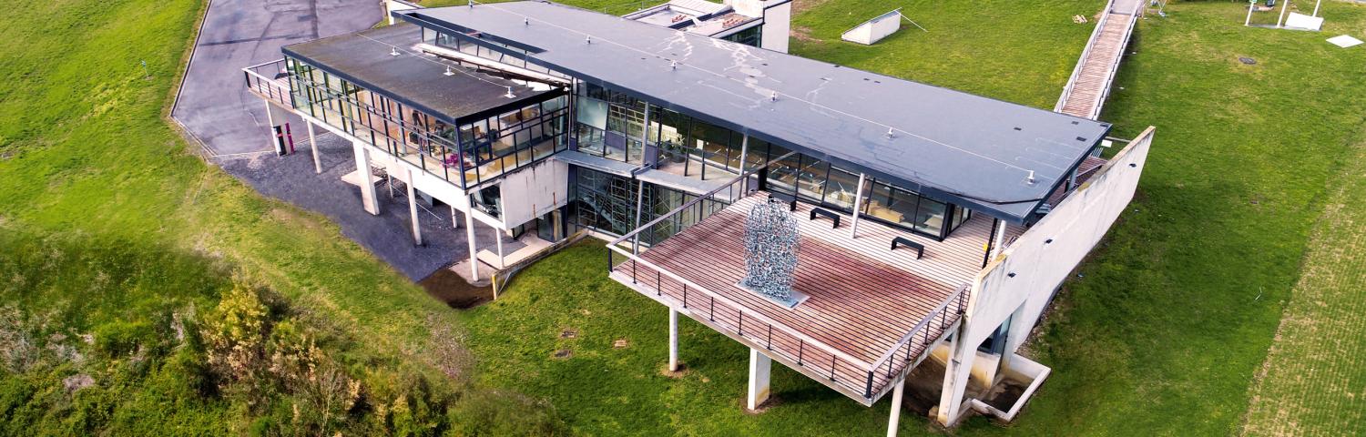 Vue drone du Centre d'accueil du Visiteur • Caverne du Dragon