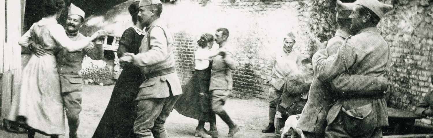 Scène de joie dans le département de l'Aisne, en novembre 1918