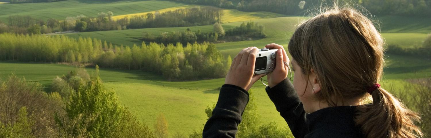 Enfant photographiant le paysage depuis les terrasses de la Caverne du Dragon-Musée du Chemin des Dames (Aisne)